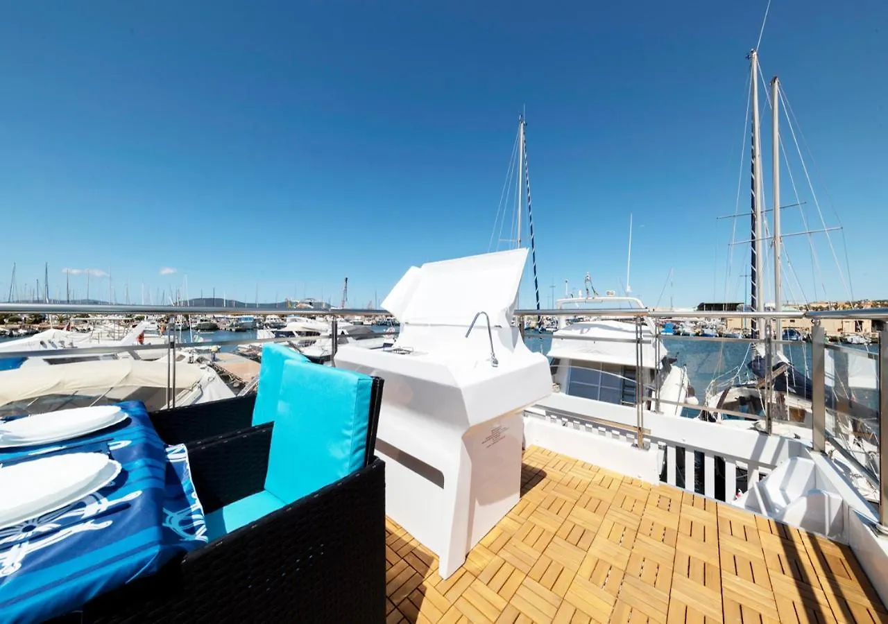 Alghero Houseboat Blue Zone 船上ホテル
